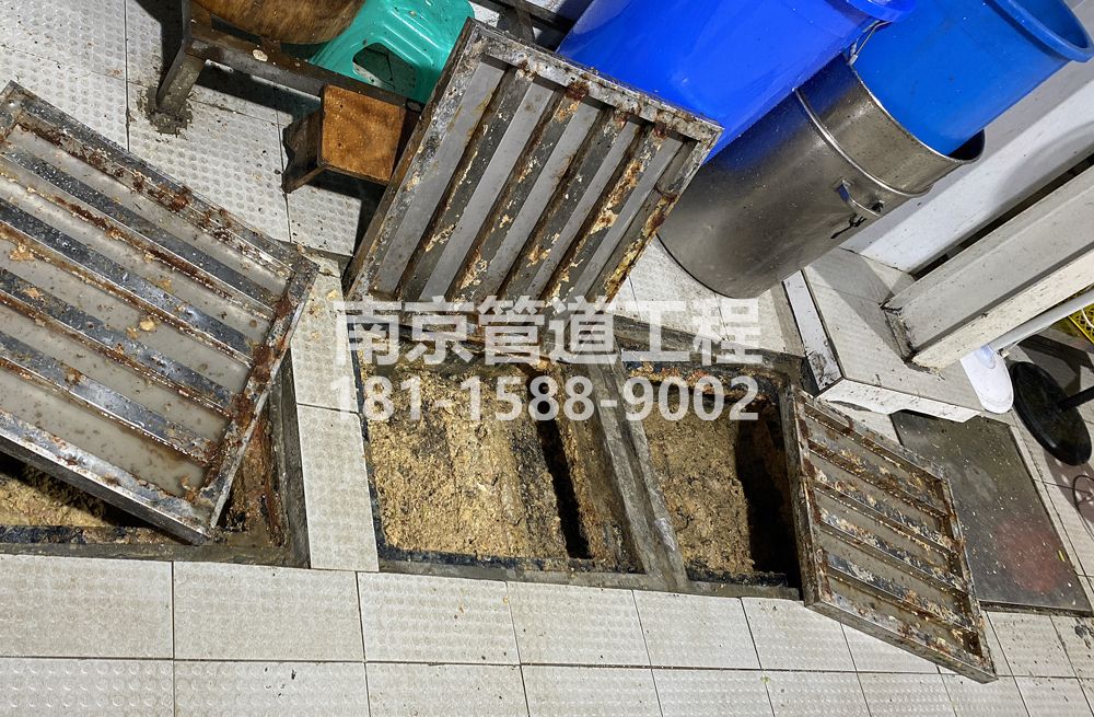 浙江城管中队食堂隔油池清理